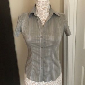 GREAT condition NEW YORK & COMPANY short sleeve fitted button down shirt size XS